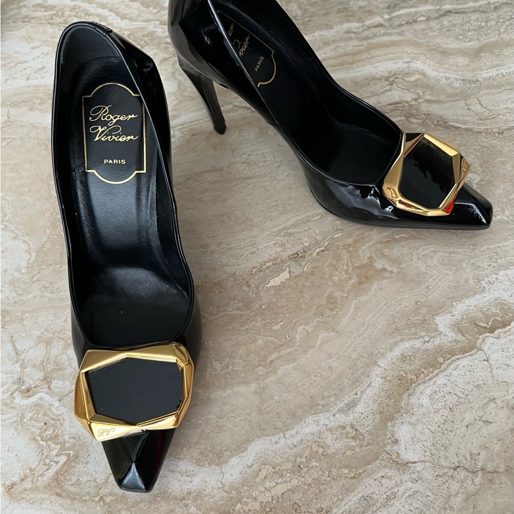 Roger Vivier patent leather gold logo high heels shoes 35,5 us 5,5